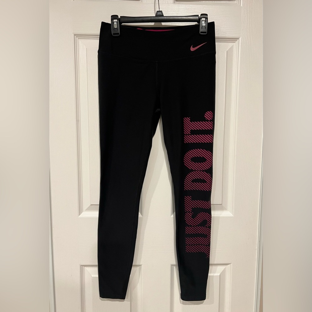 Nike Woman’s Leggings in Black with Pink Accents
Size-M, Perfect Condition.